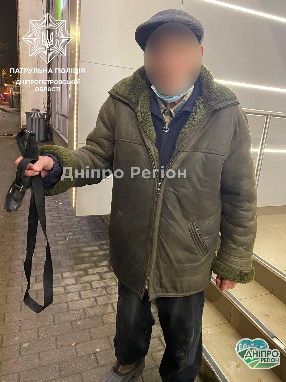 Пенсіонер опирався: у Дніпрі чоловік у дідуся із рук вирвав сумку, де був гаманець і телефон