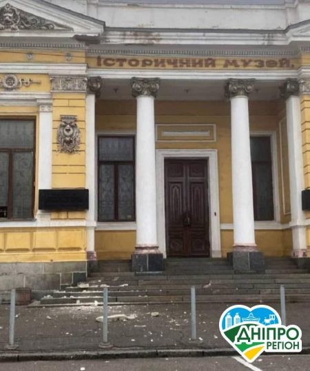 У Дніпрі в центрі міста з фасаду музею Яворницького сиплеться каміння