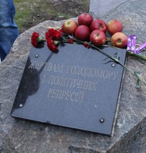 У Дніпрі відкрили та освятили хрест в пам’ять жертв Голодоморів та репресій