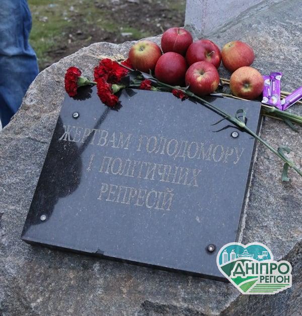 У Дніпрі відкрили та освятили хрест в пам’ять жертв Голодоморів та репресій У Дніпрі відкрили та освятили хрест в пам’ять жертв Голодоморів та репресій