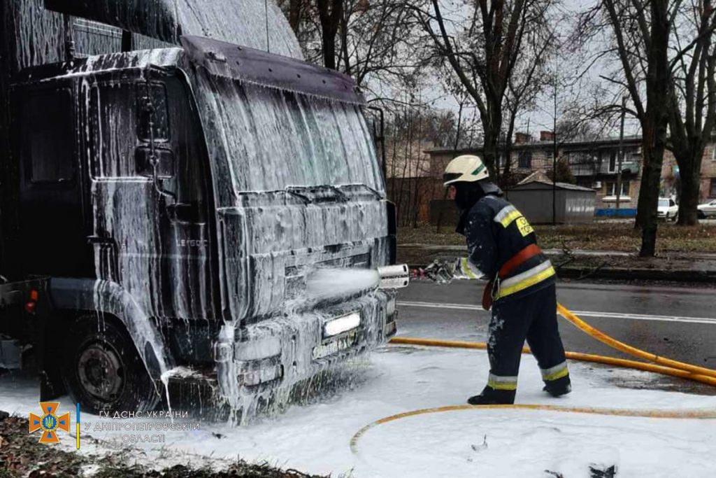 Чорне полум`я на весь район: у Дніпрі 5 рятувальників тушили вантажівку на Криворізькій (Фото)