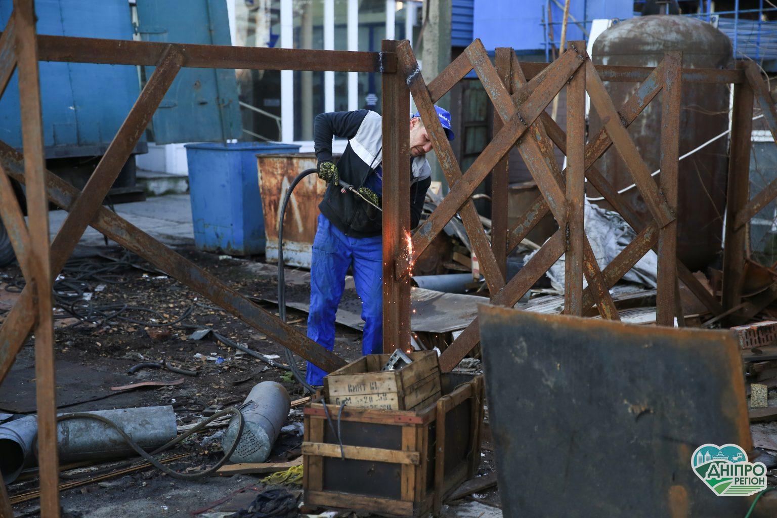 Гаражі, споруди та ворота: у Дніпрі демонтують 144 незаконно встановлені споруди (перелік адрес) Гаражі, споруди та ворота: у Дніпрі демонтують 144 незаконно встановлені споруди (перелік адрес)