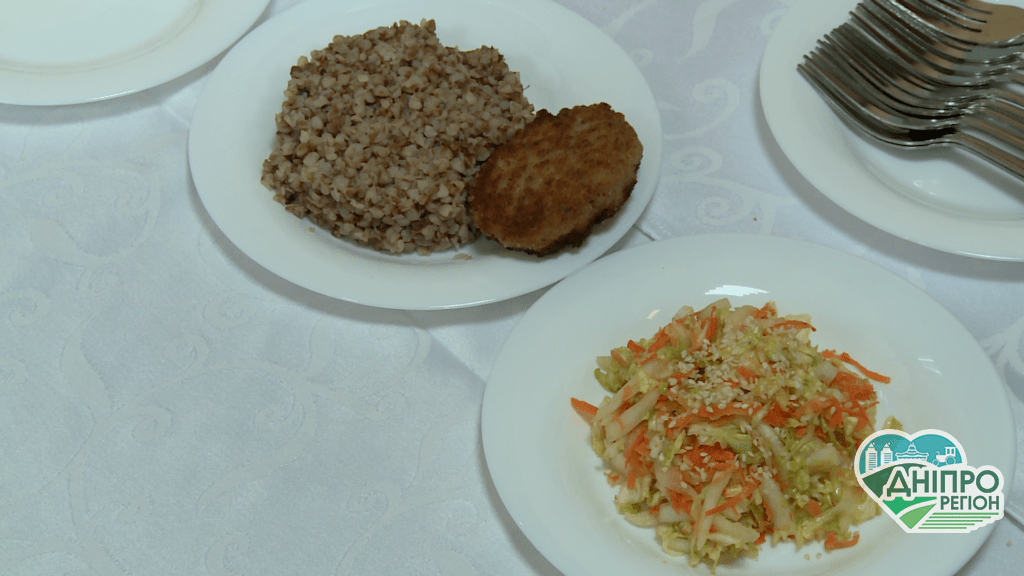 Молочка, м`ясо, бобові та ніяких ковбас: у Дніпрі школи переходять на нове харчування Молочка, м`ясо, бобові та ніяких ковбас: у Дніпрі школи переходять на нове харчування