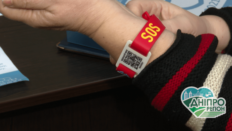 У Дніпрі тяжкохворим та літнім жителям почали видавати SOS-браслети (Відео) У Дніпрі тяжкохворим та літнім жителям почали видавати SOS-браслети (Відео)