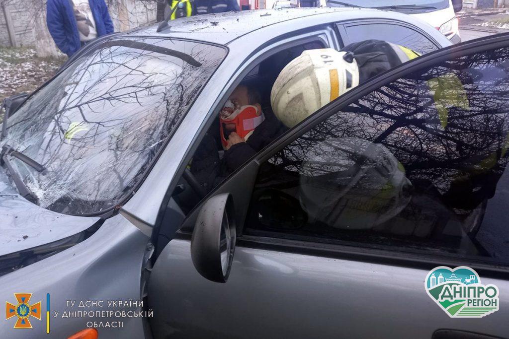 У Дніпрі бійці ДСНС деблокували постраждалого водія з пошкодженої внаслідок ДТП автівки