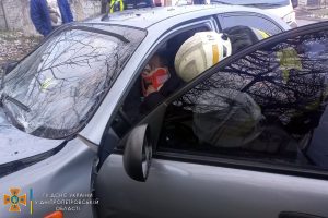 Чоловіка рятують медики: у Дніпрі бійці ДСНС деблокували водія з понівеченого авто