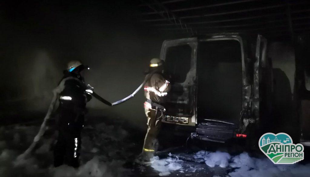 На Дніпропетровщині фермеру підпалили 2 автомобілі: зловмиснику вдалося втекти непоміченим
