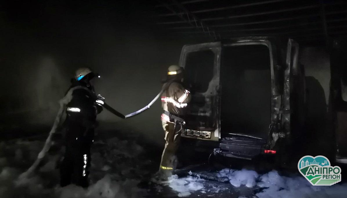 На Дніпропетровщині фермеру підпалили 2 автомобілі: зловмиснику вдалося втекти непоміченим
