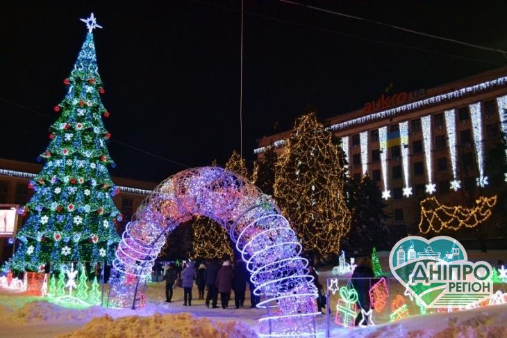 Коли у Дніпрі відкриють головну ялинку та де в місті будуть новорічні локації (Відео) Коли у Дніпрі відкриють головну ялинку та де в місті будуть новорічні локації (Відео)