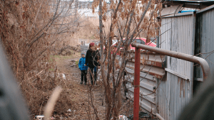 У Дніпрі учні школи № 107 йдуть на навчання через купи бруду та багнюки (Відео)