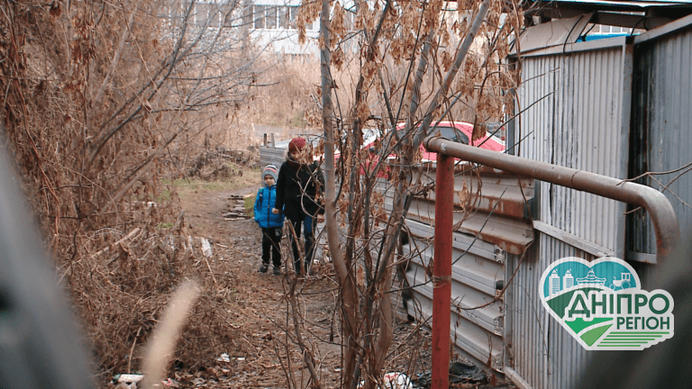 У Дніпрі учні школи № 107 йдуть на навчання через купи бруду та багнюки (Відео) У Дніпрі учні школи № 107 йдуть на навчання через купи бруду та багнюки (Відео)