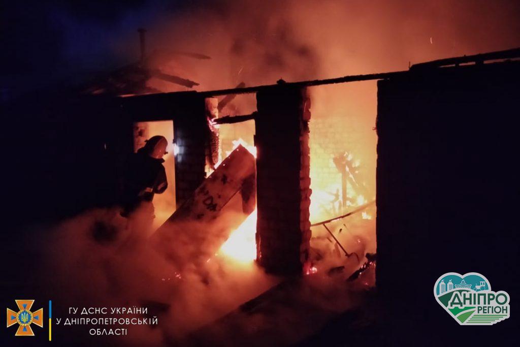 Чорний дим на все місто: на Дніпропетровщині горіли 6 сараїв під суцільним дахом