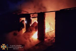 Чорний дим на все місто: на Дніпропетровщині горіли 6 сараїв під суцільним дахом