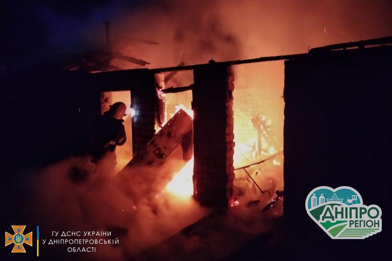 Чорний дим на все місто: на Дніпропетровщині горіли 6 сараїв під суцільним дахом