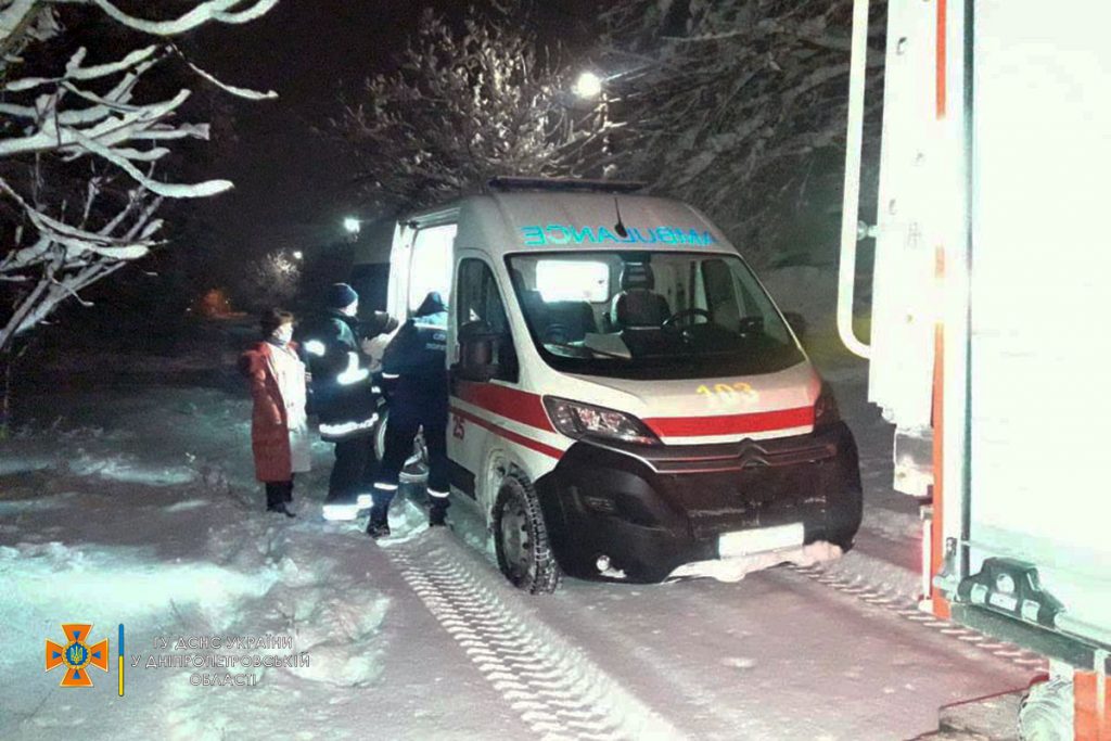 На Дніпропетровщині рятувальники надзвичайники доправили хвору жінку до карети швидкої (Фото)
