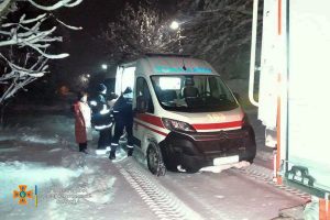 На Дніпропетровщині рятувальники доправили хвору жінку до карети швидкої (Фото)