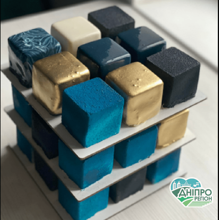 Дніпрянка спекла торт у вигляді кубика Рубіка та продемонструвала шедевр (Фото) Дніпрянка спекла торт у вигляді кубика Рубіка та продемонструвала шедевр (Фото)