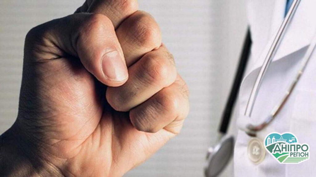 На Дніпропетровщині жінка побила лікаря-гінеколога через подругу На Дніпропетровщині розгорівся скандал через аборт та лікаря-гінеколога