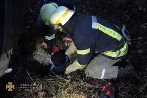 На Дніпропетровщині жінка впала у комунікаційний колодязь глибиною 1 метр