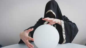 На Дніпропетровщині люди потрапляють до реанімації через ворожок та магів