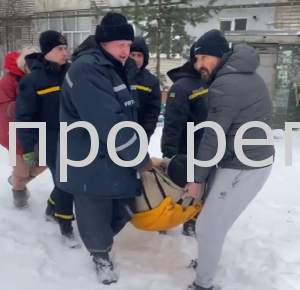 На Дніпропетровщині чоловік витягнув зі сніжного полону карету швидкої, де був пацієнт з інфарктом (Відео)