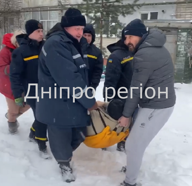 На Дніпропетровщині чоловік витягнув зі сніжного полону карету швидкої, де був пацієнт з інфарктом (Відео) На Дніпропетровщині чоловік витягнув зі сніжного полону карету швидкої, де був пацієнт з інфарктом (Відео)