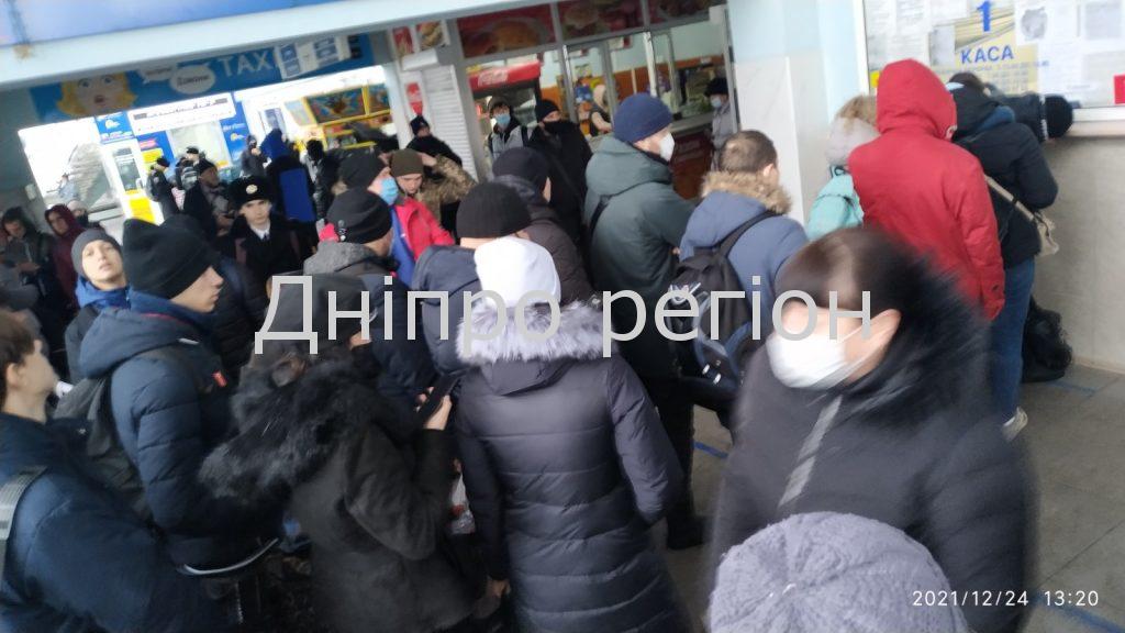 Стоять у величезних чергах: дніпряни застрягли на автовокзалі в Запоріжжі (Фото) Стоять у величезних чергах: дніпряни застрягли на автовокзалі в Запоріжжі (Фото)
