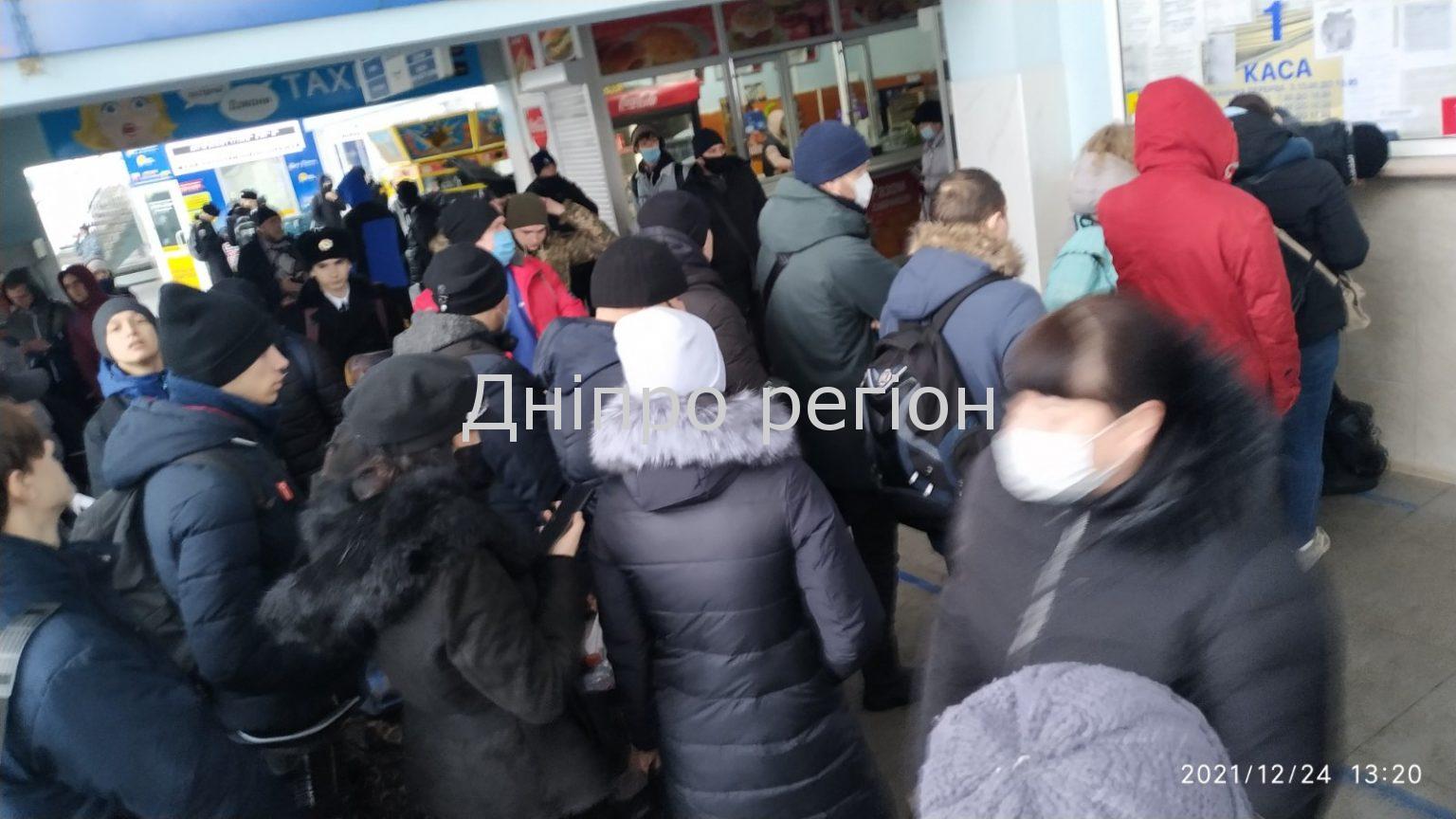 Стоять у величезних чергах: дніпряни застрягли на автовокзалі в Запоріжжі (Фото)
