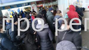 Стоять у величезних чергах: дніпряни застрягли на автовокзалі в Запоріжжі (Фото)