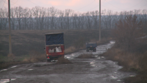 Швидка не може довести людей: на Дніпропетровщині показали дорогу, де водії вбивають машини (Відео)