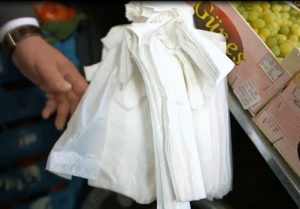 Які ціни у Дніпрі та області встановили на поліетиленові пакети (Відео)