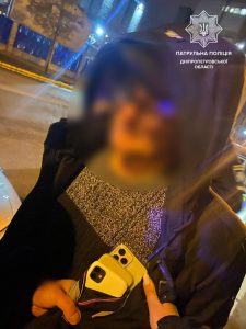 У Дніпрі з кишень чоловіка вилучили 5 крадених мобільних телефонів, планшет та дві жіночі перуки