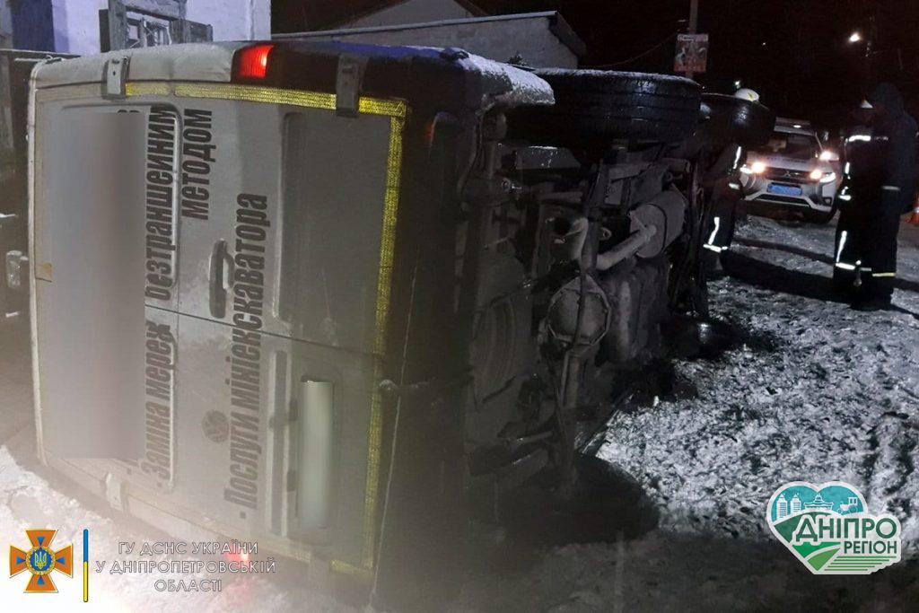 На Дніпропетровщині машина перекинулась на бік: водія вирізали з груди металу