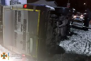 На Дніпропетровщині машина перекинулась на бік: водія вирізали з груди металу