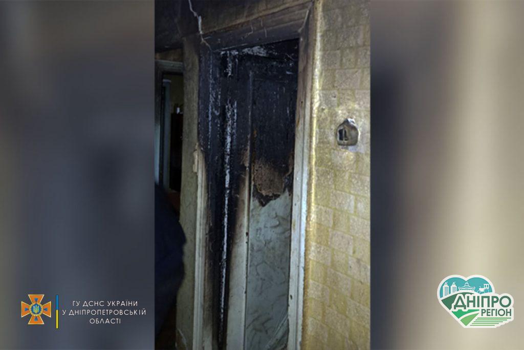 Чорний дим накрив усе місто: у Дніпрі з палаючої квартири винесли двох чоловіків