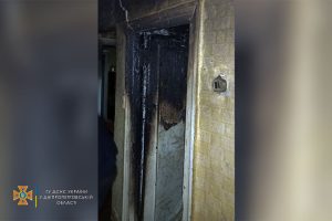 Чорний дим накрив усе місто: у Дніпрі з палаючої квартири винесли двох чоловіків