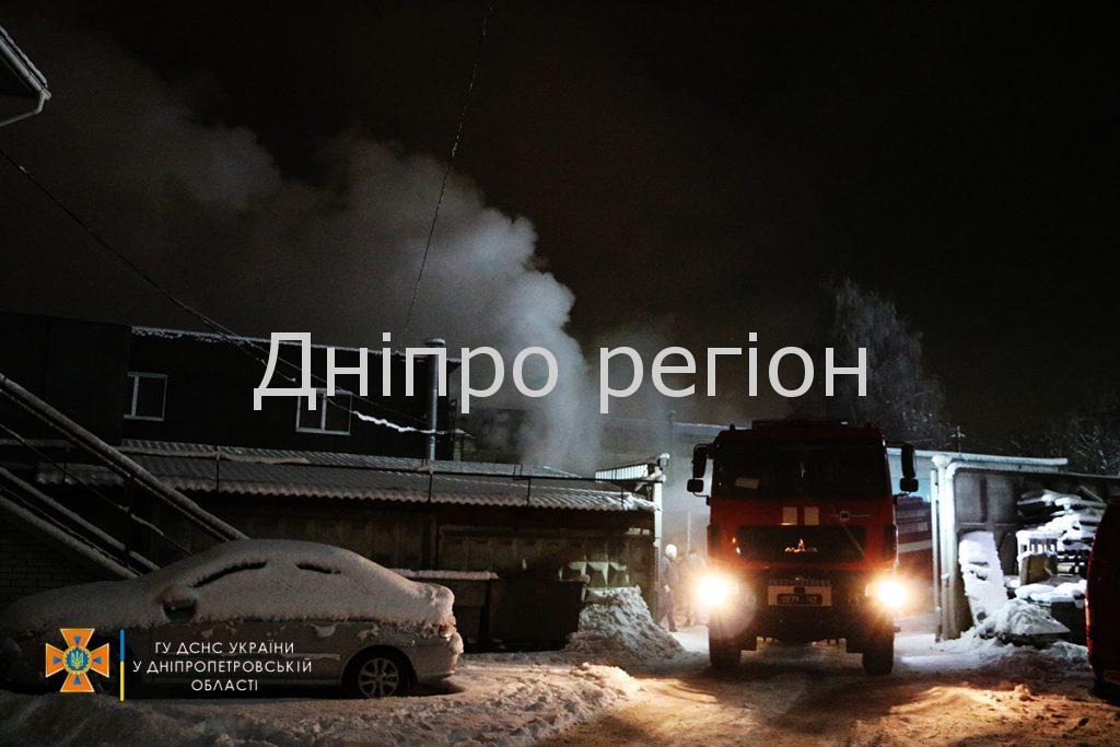 Чорний дим на все місто: у Дніпрі горіла автомийка (Фото, Відео) Чорний дим на все місто: у Дніпрі горіла автомийка (Фото, Відео)