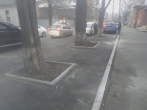 У Дніпрі ведуть роботи з облаштування зручного паркувального майданчика