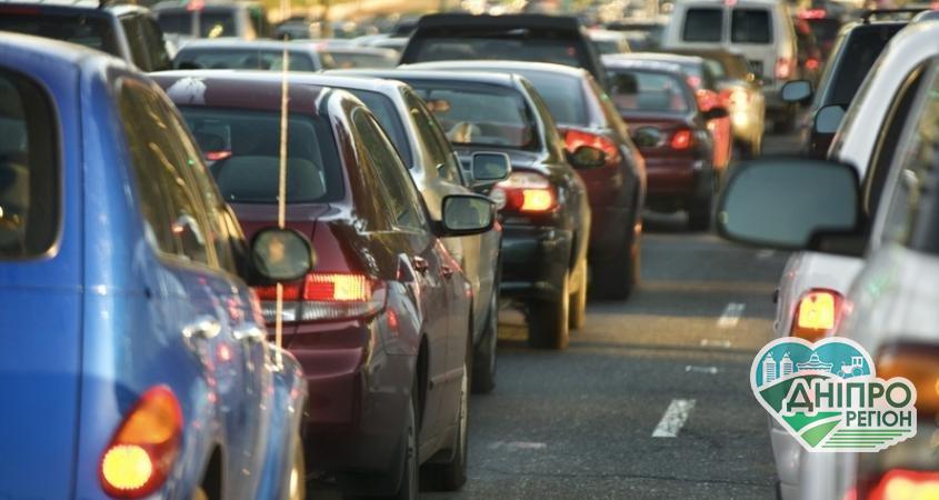 Затори в Дніпрі: все місто застрягло у великих пробках Затори в Дніпрі: все місто застрягло у великих пробках