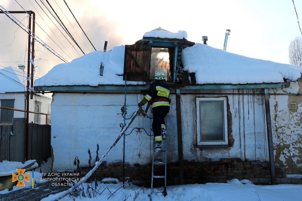 Ранок почався з біди: у Дніпрі згорів будинок на вулиці Велика Діївська (Фото)