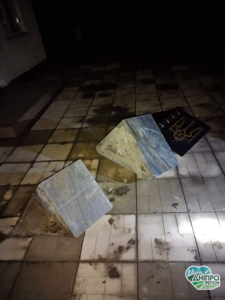 На Дніпропетровщині в Підгородному невідомі розгромили міськраду та музей (Фото) На Дніпропетровщині в Підгородному невідомі розгромили міськраду та музей (Фото)