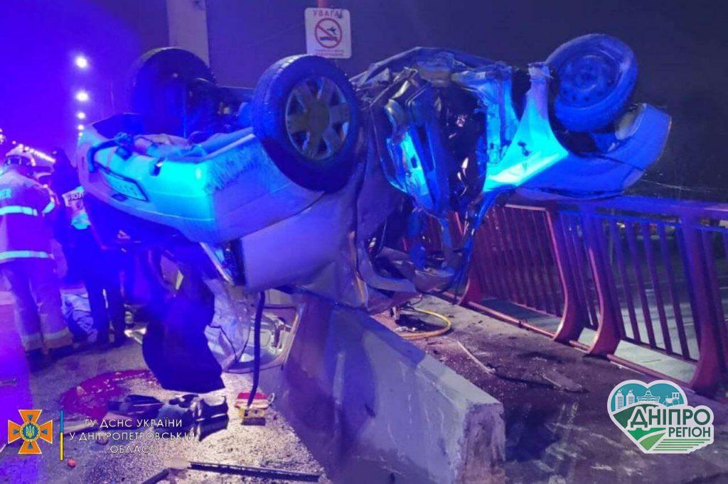 У Дніпрі на Новому мосту сталася смертельна ДТП: дівчина загинула миттєво, ще двоє в лікарні У Дніпрі на Новому мосту сталася смертельна ДТП: дівчина загинула миттєво, ще двоє в лікарні