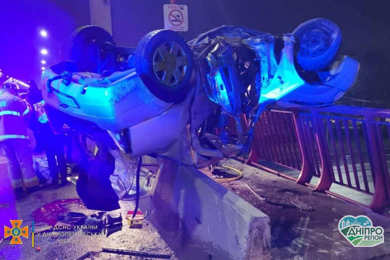 У Дніпрі на Новому мосту сталася смертельна ДТП: дівчина загинула миттєво, ще двоє в лікарні