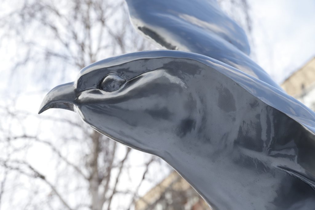 У Дніпрі на житловому масиві встановили триметрову металеву скульптуру птаха (Фото)