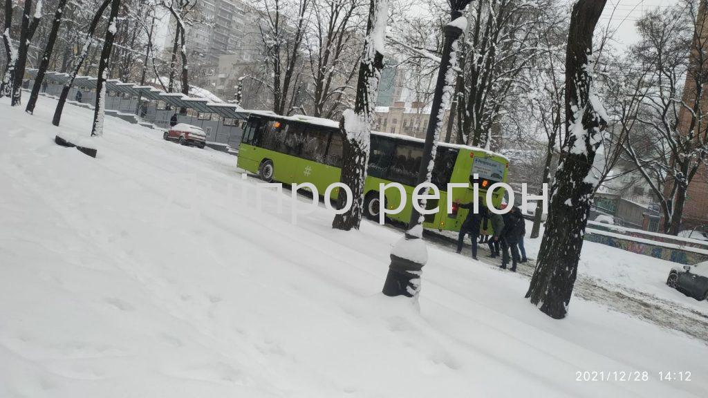 Сніжний Армагедон накрив Дніпро: місто в заторах, пасажири штовхають машини
