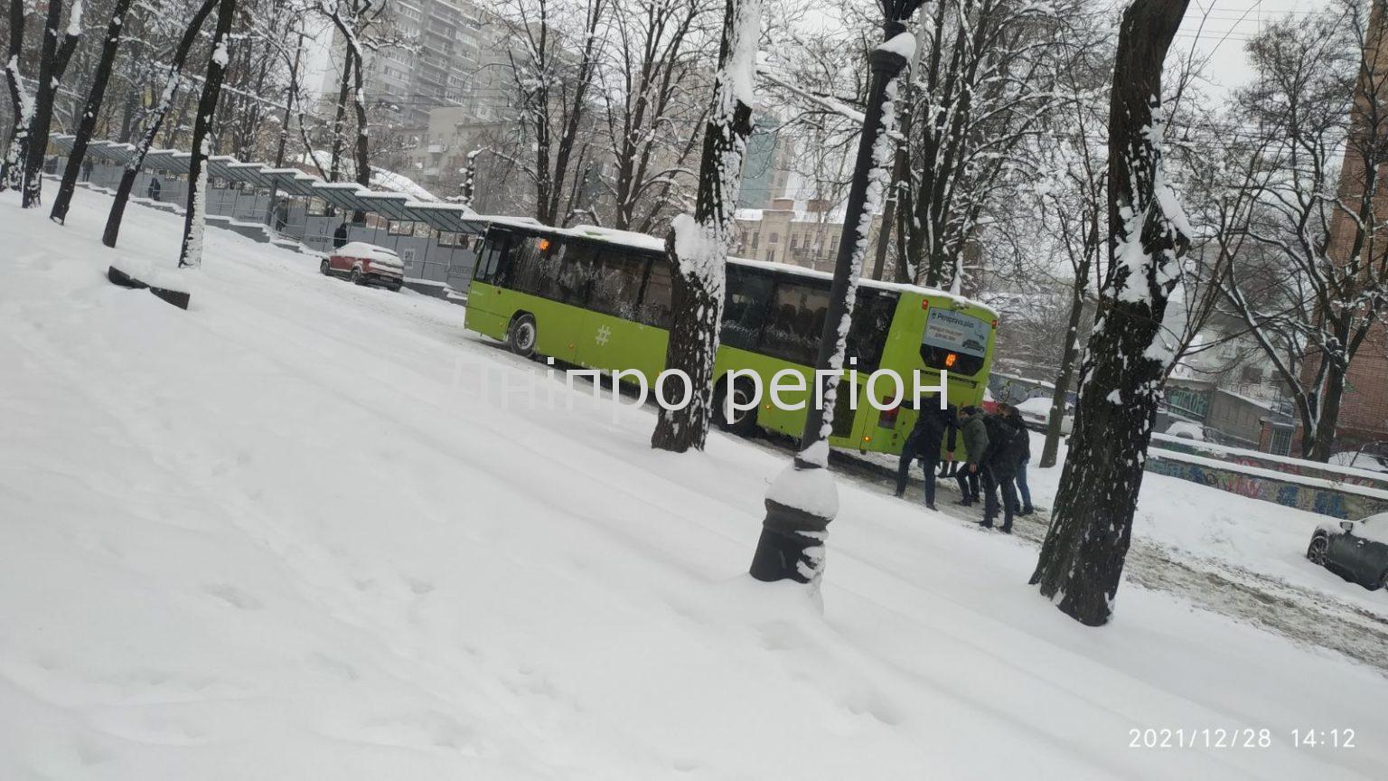 Сніжний Армагедон накрив Дніпро: місто в заторах, пасажири штовхають машини