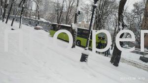 Сніжний Армагедон накрив Дніпро: місто в заторах, пасажири штовхають машини (Фото)