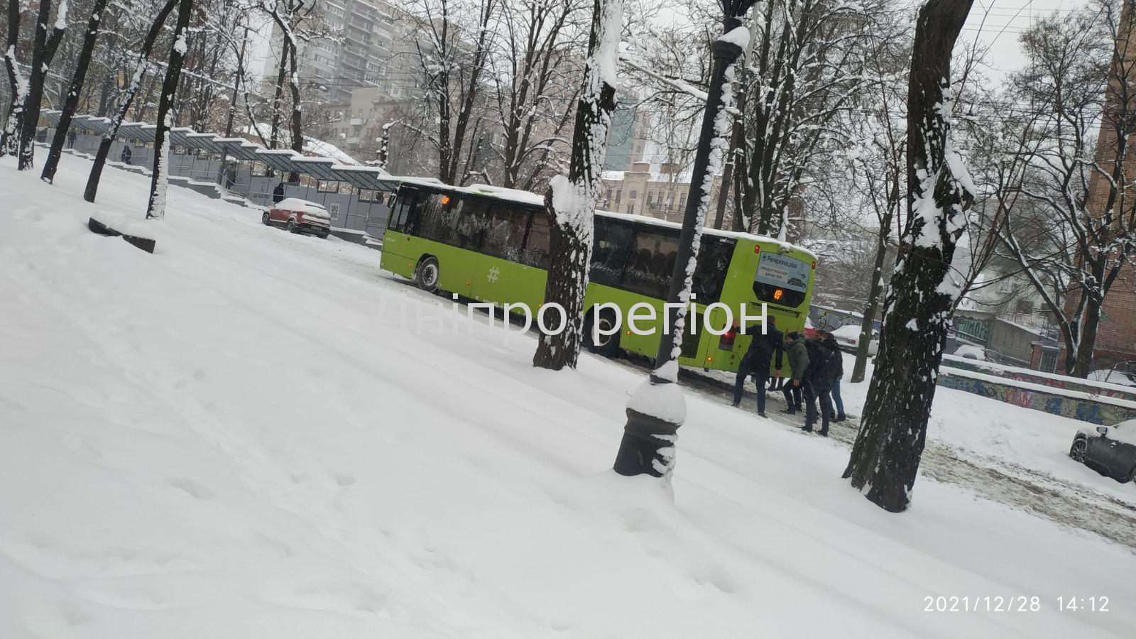 Сніжний Армагедон накрив Дніпро: місто в заторах, пасажири штовхають машини