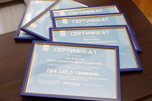 У Дніпрі шістьом людям вручили грошові сертифікати на придбання квартир