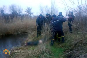 На Дніпропетровщині рятувальники вилучили з водойми тіло загиблого чоловіка